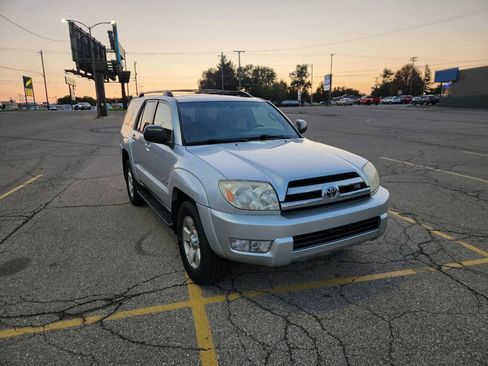 Used 2005 Toyota 4Runner SR5 AWD/4WD image 2