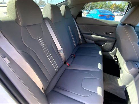 Used 2025 Hyundai Elantra Sport image 17