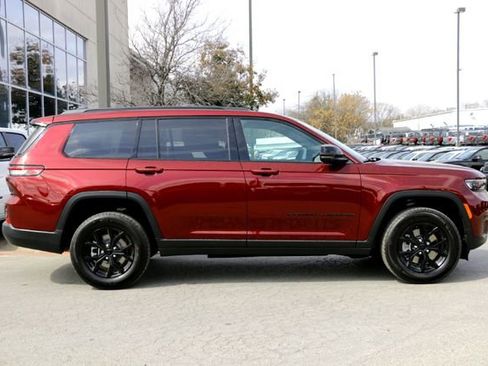 New 2025 Jeep Grand Cherokee L Laredo image 4