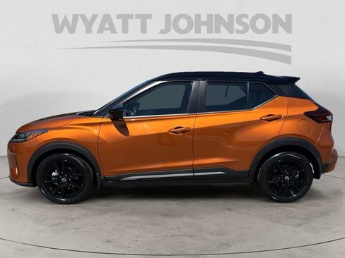 Used 2023 Nissan Kicks SR w/ SR Premium Package FWD image 2