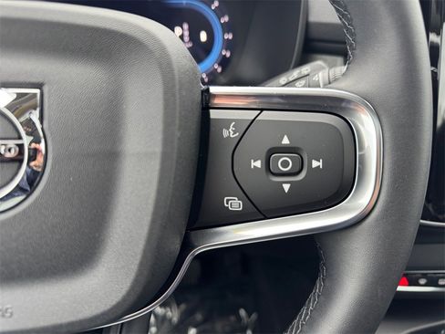 Certified 2025 Volvo XC40 B5 Core image 12