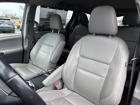Certified 2017 Toyota Sienna XLE image 10