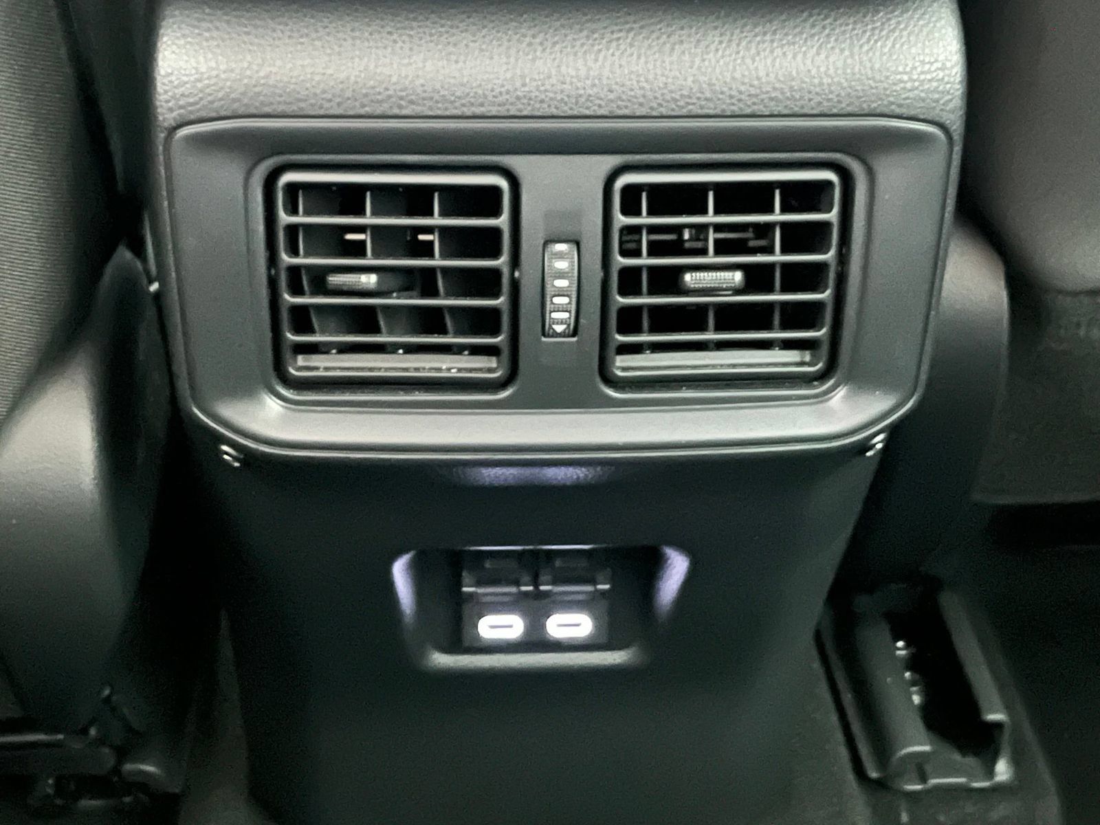 Used 2025 Toyota RAV4 XLE AWD/4WD image 33