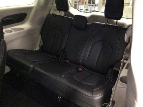 Used 2024 Chrysler Pacifica Touring-L image 34