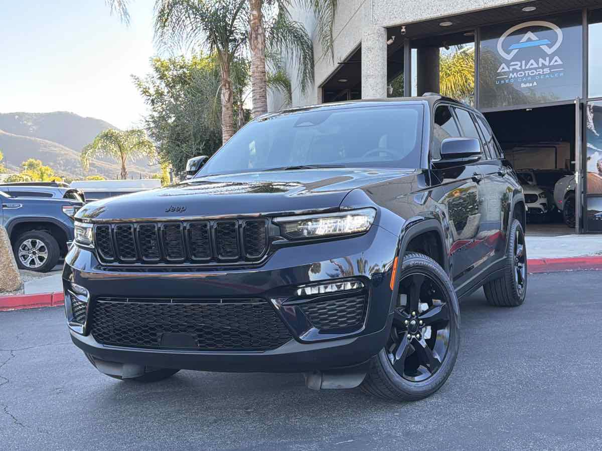 Used 2024 Jeep Grand Cherokee Limited w/ Black Appearance Package RWD image 2