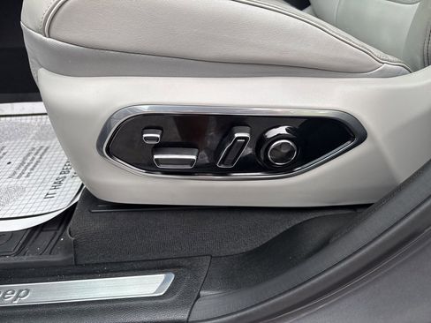 Used 2022 Jeep Grand Cherokee Overland w/ Luxury Tech Group IV image 19