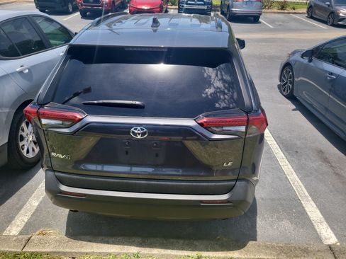 Used 2021 Toyota RAV4 LE FWD image 6
