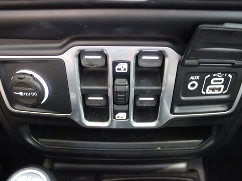 Used 2018 Jeep Wrangler Unlimited Sahara w/ LED Lighting Group AWD/4WD image 19