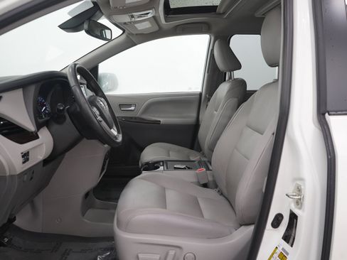 Used 2020 Toyota Sienna XLE Premium w/ Carpet Mat Package FWD image 24