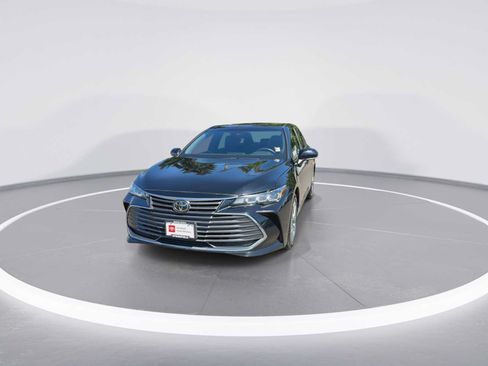 Certified 2022 Toyota Avalon XLE w/ Moonroof Package FWD image 3