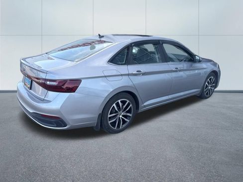 Used 2025 Volkswagen Jetta SE FWD image 3