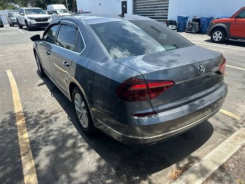 Used 2018 Volkswagen Passat 2.0T SE FWD image 4