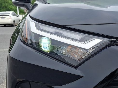 Used 2022 Toyota RAV4 XLE Premium AWD/4WD image 9