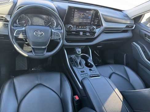 Used 2022 Toyota Highlander XLE image 11
