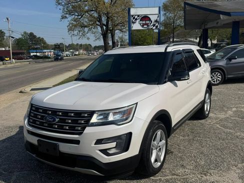 Used 2017 Ford Explorer XLT w/ Equipment Group 202A AWD/4WD image 3