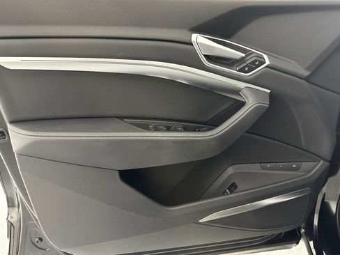 Used 2020 Audi e-tron Premium Plus image 27