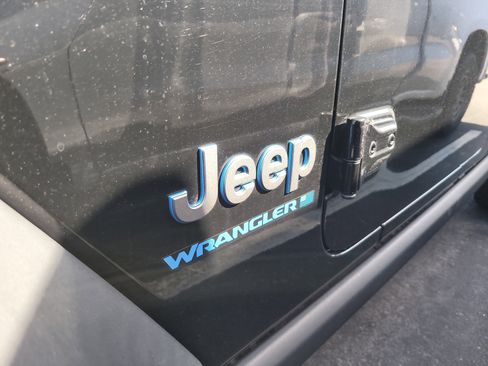 Used 2023 Jeep Wrangler Unlimited Rubicon 4xe AWD/4WD image 9