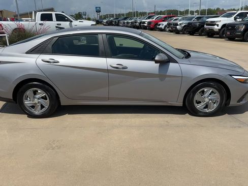 Used 2025 Hyundai Elantra SE FWD image 2