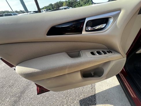 Used 2017 Nissan Pathfinder SV AWD/4WD image 18