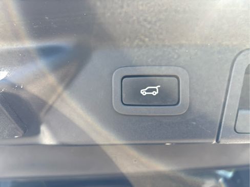 Used 2018 Land Rover Range Rover Velar R-Dynamic SE AWD/4WD image 17