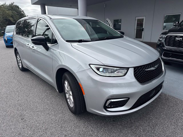 Used 2024 Chrysler Pacifica Touring-L FWD image 2