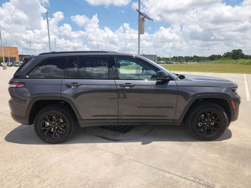 Used 2024 Jeep Grand Cherokee Altitude RWD image 4