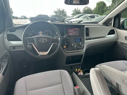 Used 2020 Toyota Sienna LE w/ LE Preferred Package FWD image 11