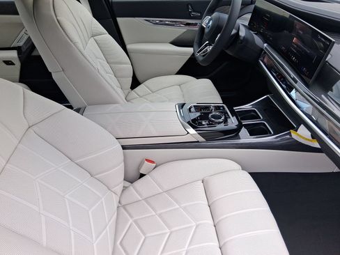 Used 2026 BMW i7 M70 w/ M Sport Package RWD image 25