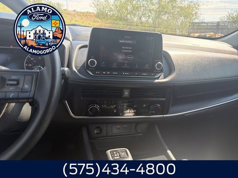 Used 2024 Nissan Rogue S FWD image 17