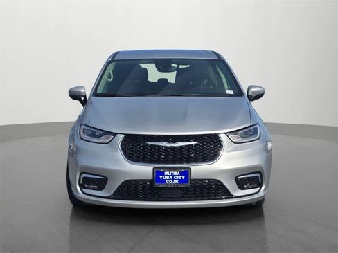 Used 2023 Chrysler Pacifica Touring-L image 2