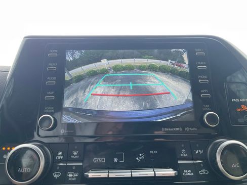 Used 2020 Toyota Highlander XLE AWD/4WD image 38