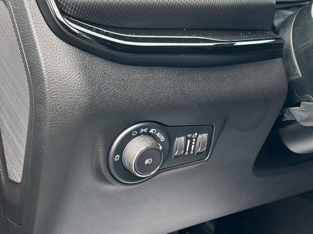 Used 2025 Jeep Compass Latitude w/ Convenience Group AWD/4WD image 36