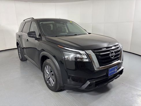Used 2025 Nissan Pathfinder SV FWD image 2