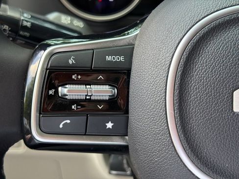 Used 2023 Kia Carnival LX FWD image 16