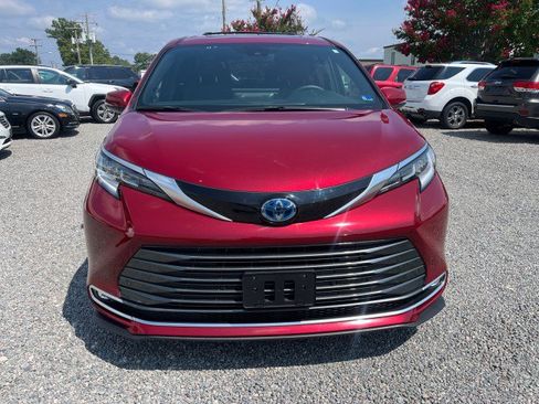 Used 2025 Toyota Sienna Limited AWD/4WD image 3