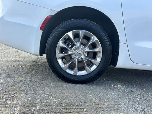 Used 2021 Chrysler Pacifica Touring-L image 27