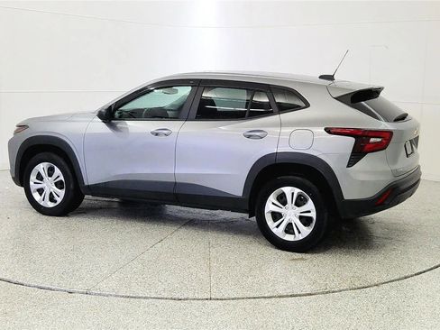 Used 2025 Chevrolet Trax LS w/ Driver Confidence Package FWD image 5