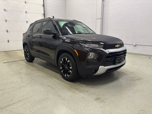 Used 2022 Chevrolet TrailBlazer LT w/ Convenience Package FWD image 2