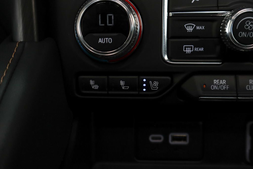 Used 2024 GMC Yukon AT4 w/ Technology Package AWD/4WD image 40