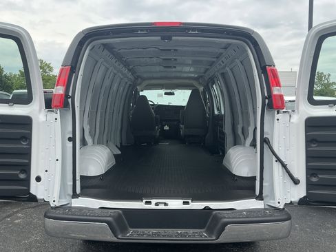 New 2026 Chevrolet Express 3500 Extended RWD image 25