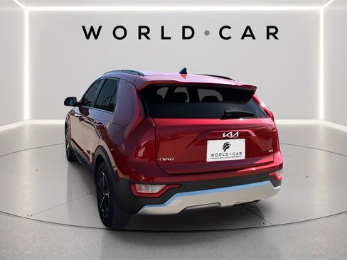 Used 2025 Kia Niro LX image 2
