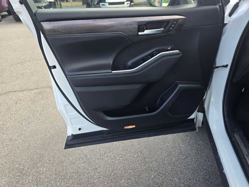 Used 2023 Toyota Highlander Limited image 22