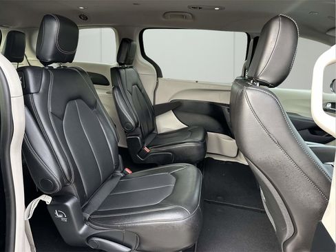 Used 2024 Chrysler Pacifica Touring-L image 12