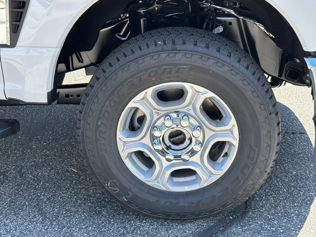 New 2026 Ford F350 XLT w/ FX4 Off-Road Package AWD/4WD image 12