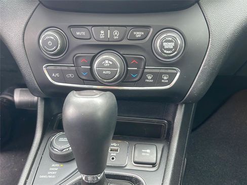 Used 2019 Jeep Cherokee Limited AWD/4WD image 16