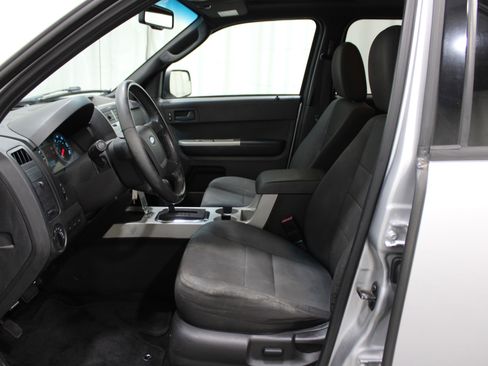 Used 2010 Ford Escape XLT image 3