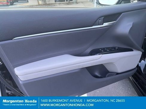 Used 2018 Toyota Camry SE w/ Moonroof Package FWD image 12