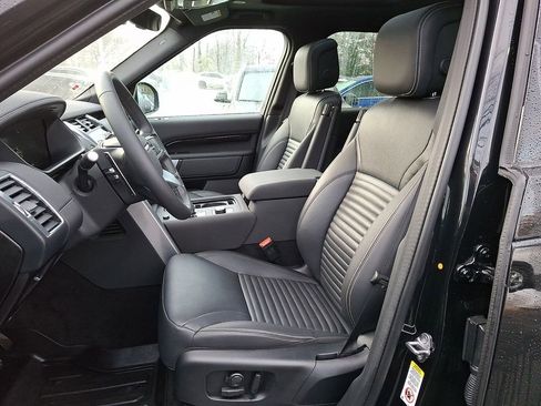 Used 2025 Land Rover Discovery S image 10