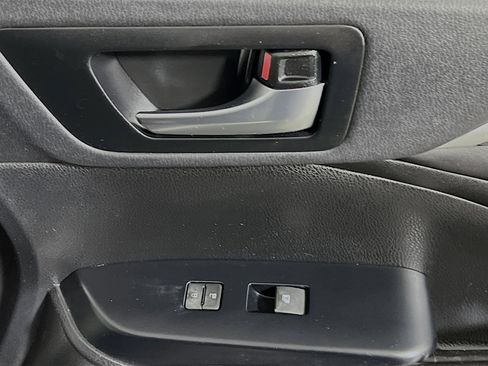 Used 2019 Toyota Highlander SE image 32