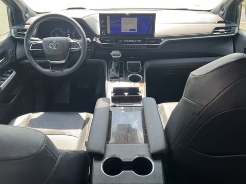 Used 2025 Toyota Sienna Platinum image 19
